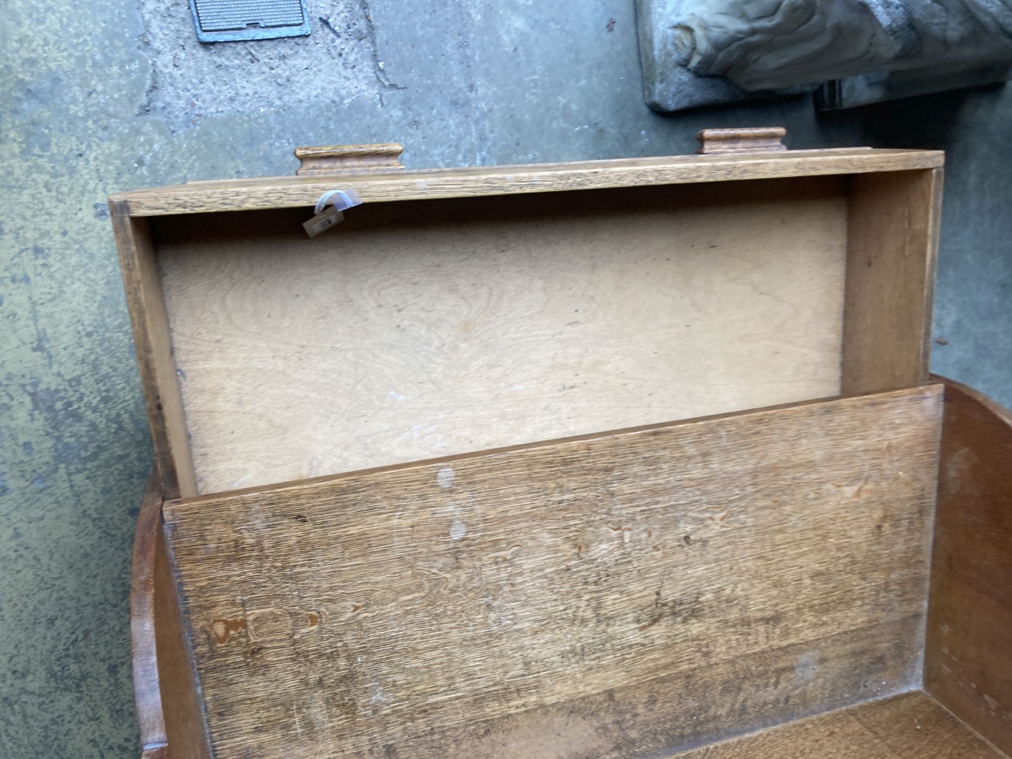 An Art Deco oak desk, width 79cm, depth 40cm, height 97cm